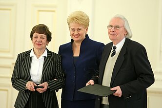 Lietuvos nacionalinės kultūros ir meno premijos laureatams, teatro režisieriui Povilui Mataičiui ir teatro dailininkei Daliai Lidijai Mataitienei diplomą bei ženklą įteikė Prezidentė Dalia Grybauskaitė 