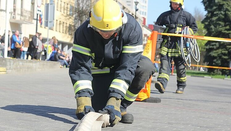 Šiauliuose – Stipriausio ugniagesio gelbėtojo varžybos: išbandymus atlieka dėvint 20 kg sveriančią ekipuotę