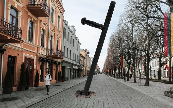 Dviracio žinios. 112 metru obeliskas policijai, gamtinis ministru prisitaikymas bei Laisves partijos perspektyvos