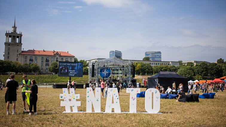 Karinė technika, pramogos šeimai ir dangų raižę naikintuvai: Vilniuje įvyko NATO festivalis