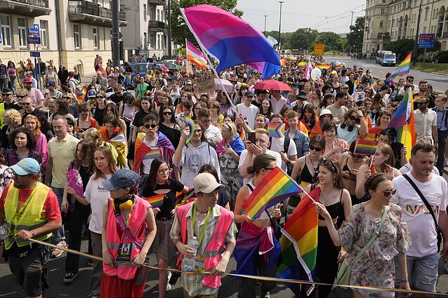 Tūkstančiai žmonių prisijungė prie eitynių palaikyti Lenkijos LGBTQ bendruomenės