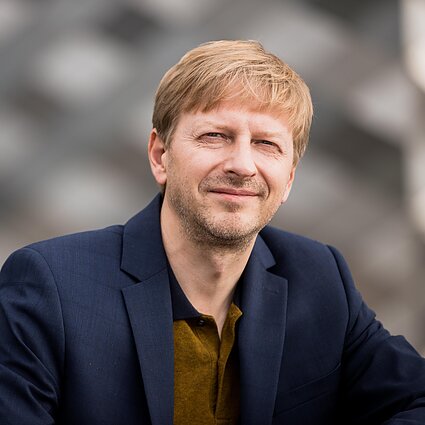 Mažoji studija. Kultūra ir religija. Galios ir valdžios Bažnyčia ima braškėti