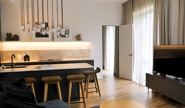 Nestandartinėse erdvėse – skandinaviškos detalės: akcentu tapo išskirtinis šviestuvas