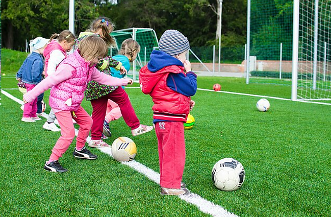 Į stovyklas išleisti vaikus ketinantys tėvai turėtų suklusti: vaiko teisių tarnyba tikrins organizatorių teistumą