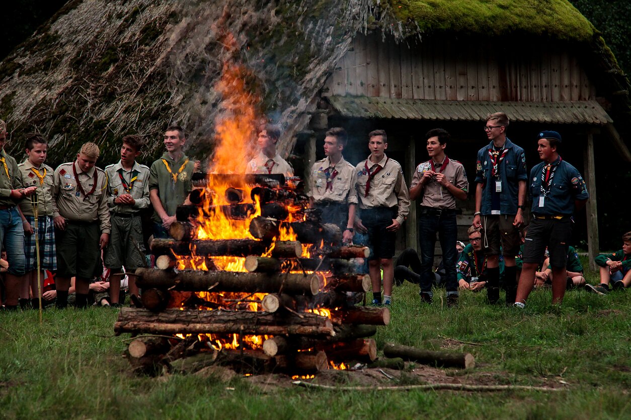 Skautai prie laužo