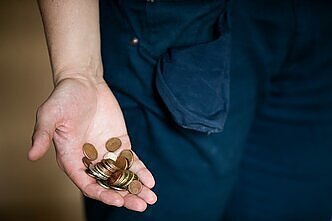 Su 1 ir 2 centų monetomis gali tekti atsisveikinti: atsiskaitant siūlo taikyti kainų apvalinimo politiką