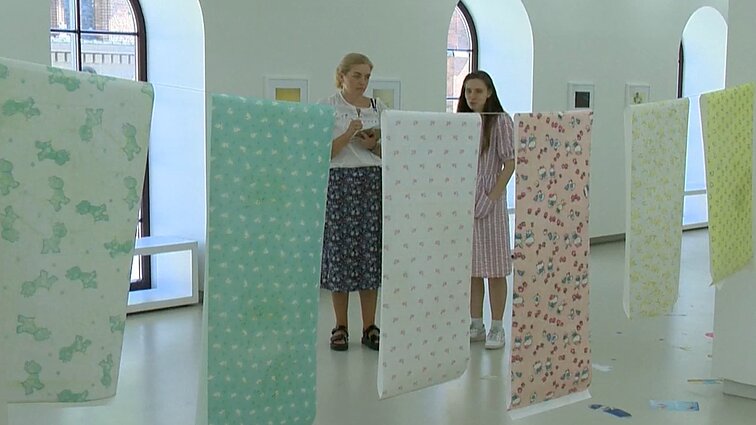 Kauno fotografijos galerijoje – Ievos Stankutės paroda „Apie bambą“: kūryba, fiksuojanti motinystės patirtis