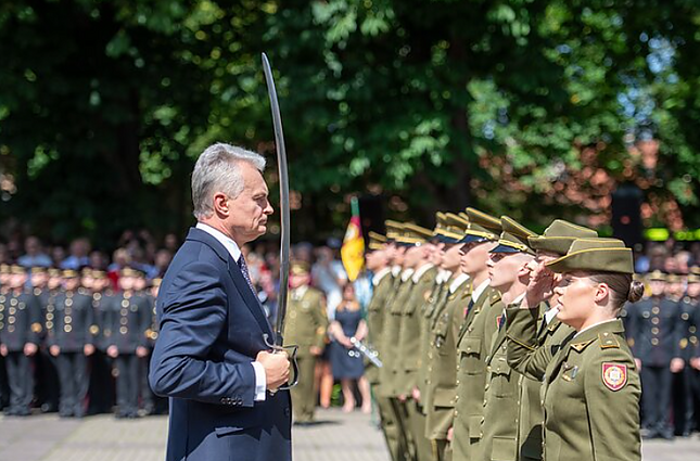 Žinios. Prezidentas suteikė pirmąjį karininko – leitenanto laipsnį 59 karo akademijos absolventams