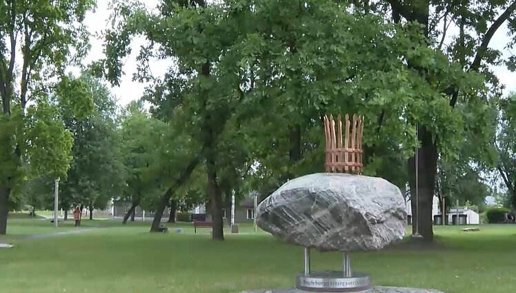 Atidengtas paminklas karalienei Bonai Sforcai: Virbalio gyventojai nusprendė įamžinti miestelio įkūrėjos atminimą