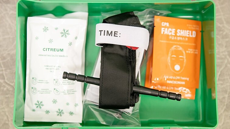 Lietuva – vienintelė šalis Europoje, kurioje automobilių vaistinėlėse bus turniketai, šaldymo maišeliai ir gaivinimo kaukės