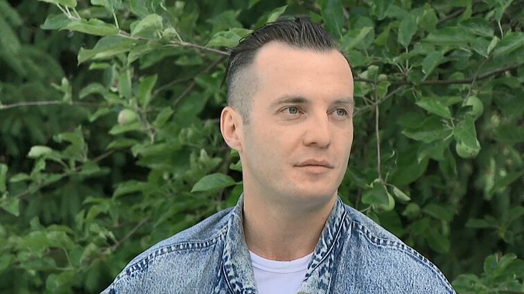 Zaporižioje atlikėjas Robertas Jancevič moko muzikos, anglų kalbos: raketų negirdėdavome, nes garsiai grodavome