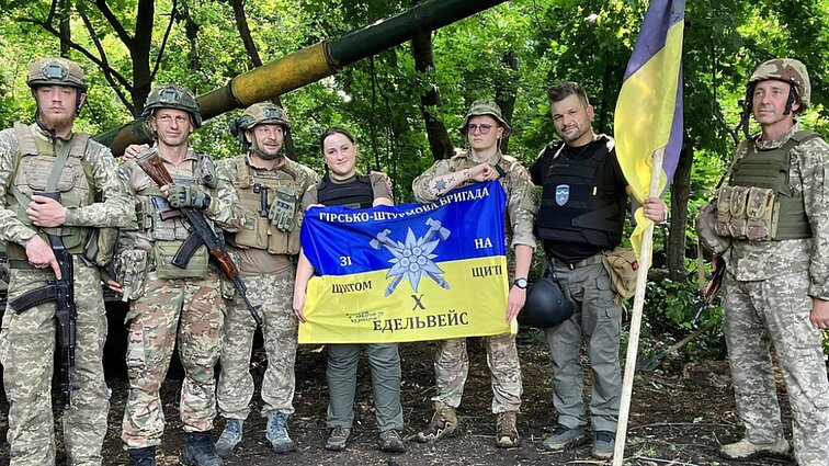 Žinios. Kyjive prasidėjo akcija „Keliu vėliavą už Ukrainą NATO": po žygio vėliava iš fronto Donbase pasieks Lukiškių aikštę