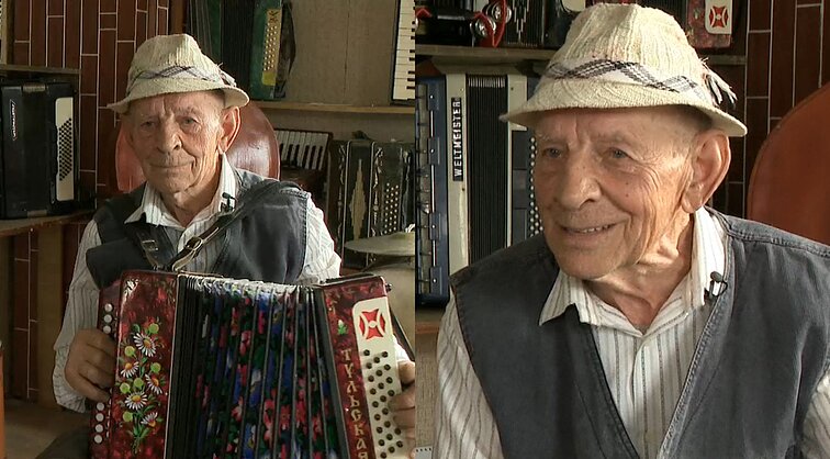 84-ių senjoras kasdienybės neįsivaizduoja be armonikų, kurias pats ir gamina: kai sveikata nekokia – „pagrajini“, kaip vaistai padeda