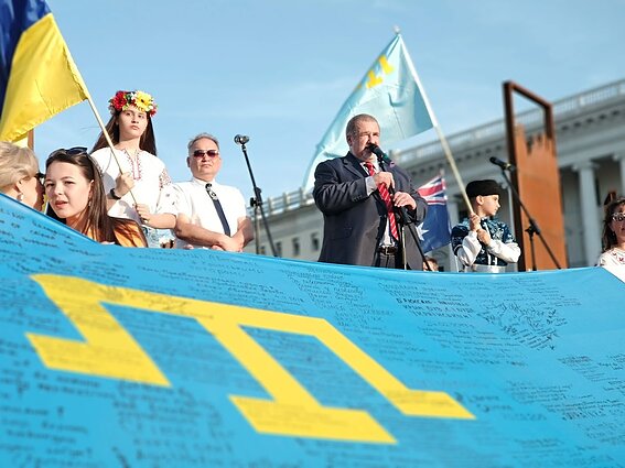 День кримськотатарського прапора у столиці України Києві. Червень 2019 року