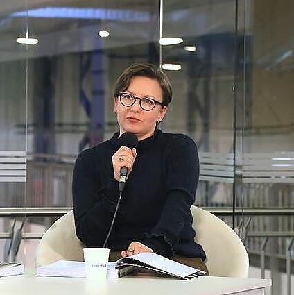 Ryto allegro. Autoportreto parodos kuratorė Monika Krikštopaitytė: autoportreto esmė - tapatybė kuriama per kartojimą