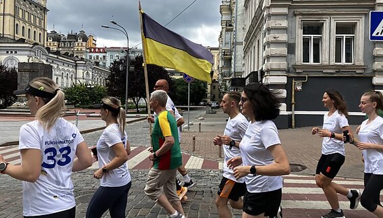 Pirmieji 100 km bėgimo Ukrainos narystei NATO palaikyti įveikti, Lenkiją tikimasi pasiekti šeštadienį