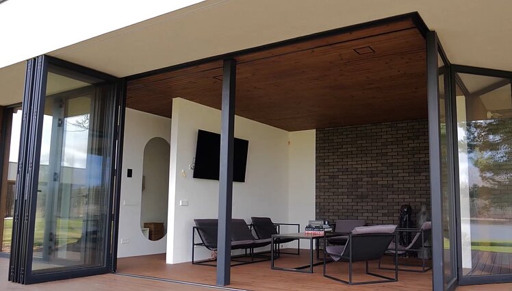 Kai sąlygas diktuoja aplinka: gamtos didybei pajusti – vitrininiai langai ir namų erdves sujungianti perregima galerija