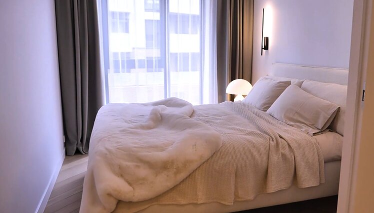 Tiek, kiek reikia: erdvės pojūtį nedideliame būste kuria minimalistinis interjeras ir spalvų dermė