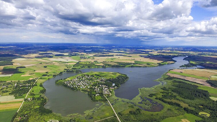 Salų dvaras įkurtas didžiausioje Lietuvoje gyvenamoje ežero saloje Salų dvaras įkurtas didžiausioje Lietuvoje gyvenamoje ežero saloje