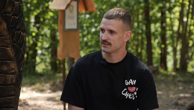 Nepaprasti žmonės. Aukščiausios pasaulyje medinės skulptūros iniciatorius Deividas džiugina vaikus persirengdamas Žmogumi voru: herojai irgi verkia