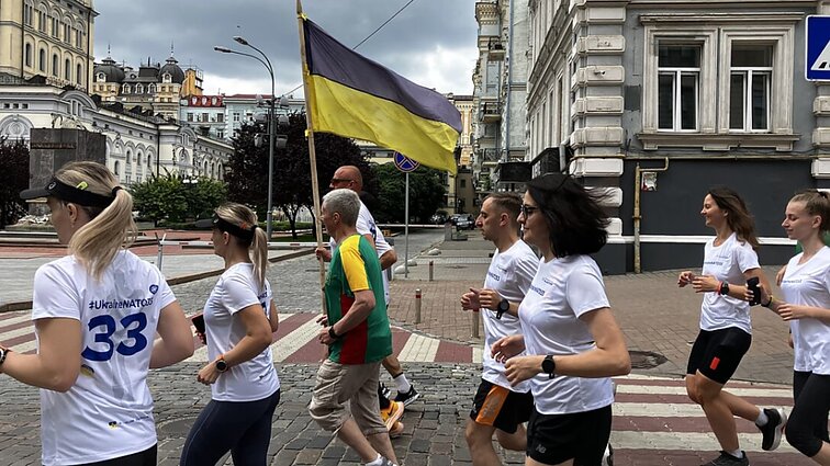 Jakilaitis apie akciją „Keliu vėliavą už Ukrainą NATO!“: Ukrainoje bėgikus palaiko smalsiais žvilgsniais ir plojimais