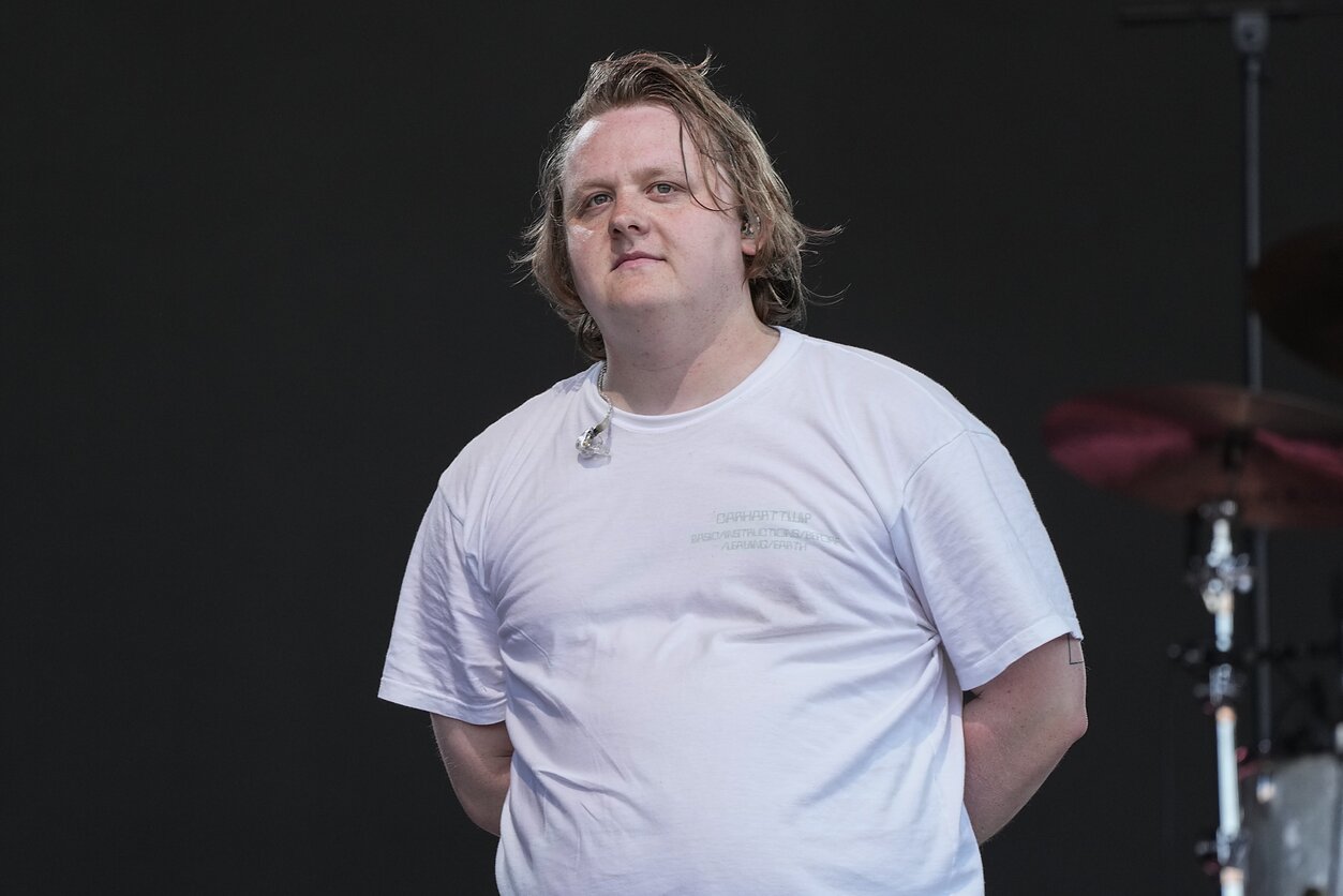 Lewis Capaldi per pasirodymą Glastonbury festivalyje prarado balsą Lewis Capaldi per pasirodymą Glastonbury festivalyje prarado balsą