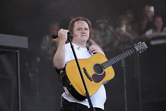 Lewis Capaldi per pasirodymą Glastonbury festivalyje prarado balsą Lewis Capaldi per pasirodymą Glastonbury festivalyje prarado balsą