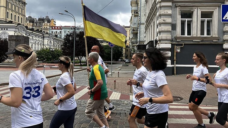 Tęsiasi akcija „Keliu vėliavą už Ukrainą NATO“: „kariai atiduoda daug daugiau, nei iki Lietuvos bėgantys sportininkai“