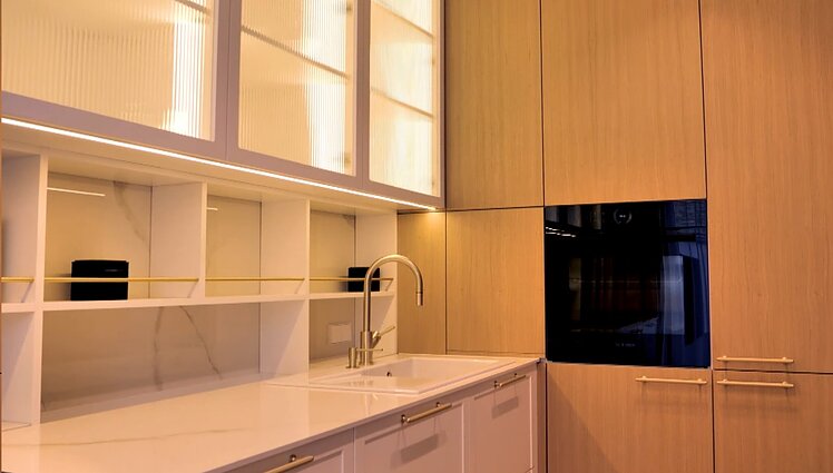 Modernia klasika alsuojančiame būste – nestandartinė virtuvė ir paslėpti elektros lizdai