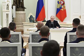 Vladimiras Putinas kalba susitikęs su Rusijos kariškiais Kremliuje Vladimiras Putinas kalba susitikęs su Rusijos kariškiais Kremliuje