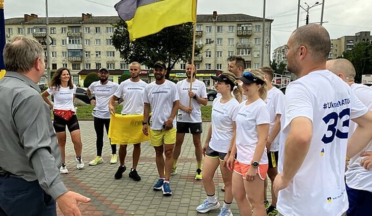 „Keliu vėliavą už Ukrainą NATO!“ bėgikai pasiekė pusiaukėlę Ukrainoje: įveikta 320 kilometrų