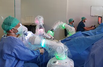 Operacijoms naudojama robotinė sistema