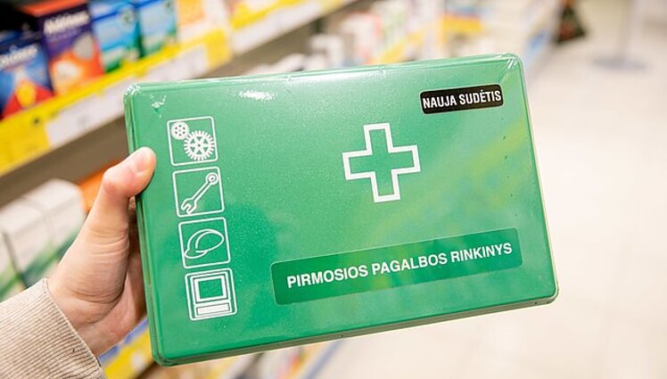 Rūpesčiai dėl naujų automobilių vaistinėlių: už prieinamą kainą nebeliko, pristatymas gali užtrukti kelis mėnesius