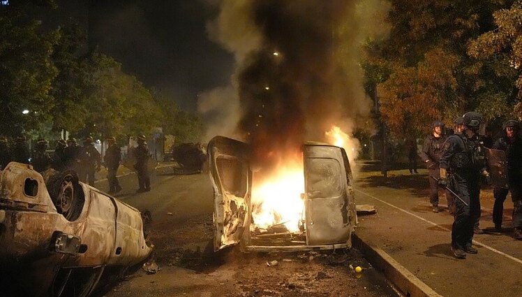 Dėl nušauto paauglio antrą naktį liepsnoja Prancūzija – skelbiama, kad policininkas ginklą panaudojo neteisėtai