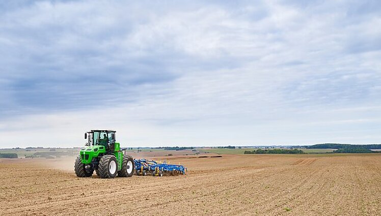 Biržų rajone pristatytas pirmasis Lietuvoje biometanu varomas traktorius: galingumu nenusileidžia įprastam