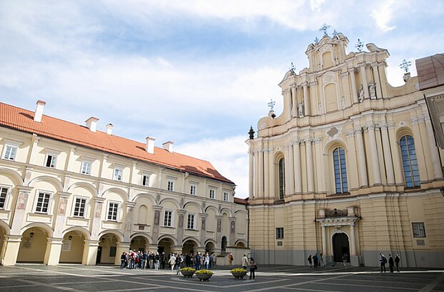 VU įteikti Atminties diplomai: pagerbti 36 nuo totalitarinių režimų nukentėję universiteto bendruomenės nariai