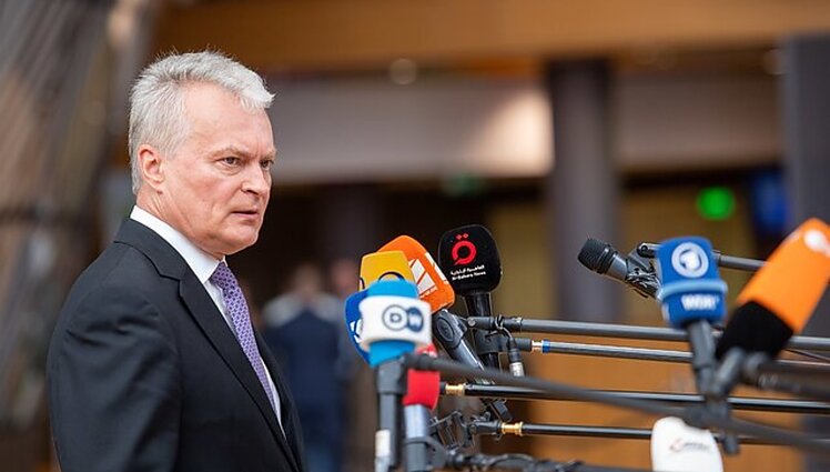 Žinios. Nausėda teigia, kad „Wagner“ kariai gali apsimesti neteisėtai sieną kertančiais migrantais iš Baltarusijos