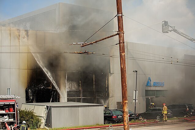 Atvira liepsna dega parduotuvė Vilniuje: gyventojai įspėjami neiti į lauką, uždaryti langus