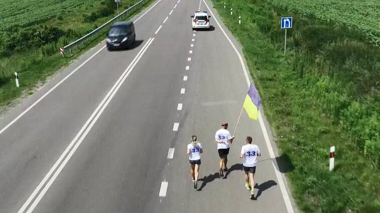 Bėgimo „Keliu vėliavą už Ukrainą NATO“ dalyviai pasiekė paskutinį Ukrainos miestą prieš sieną, vėliavą perims bėgikai iš Lietuvos