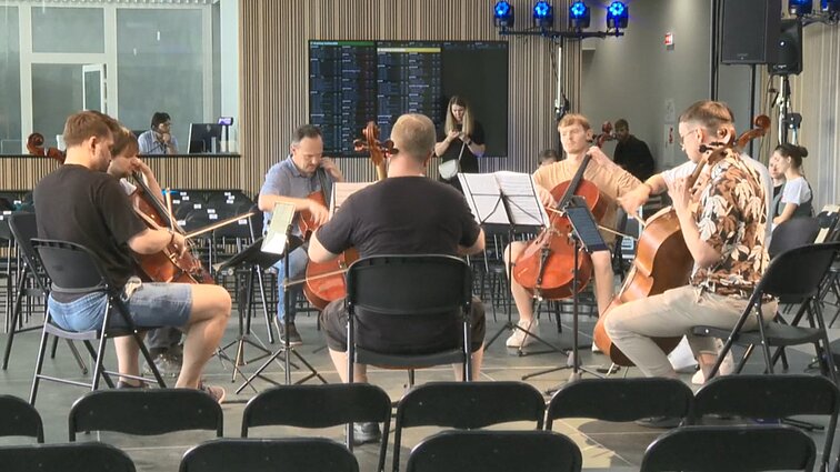 Išskirtinės konstrukcijos Vilkaviškio autobusų stotyje – „b‘ART“ festivalis su violončelių muzika