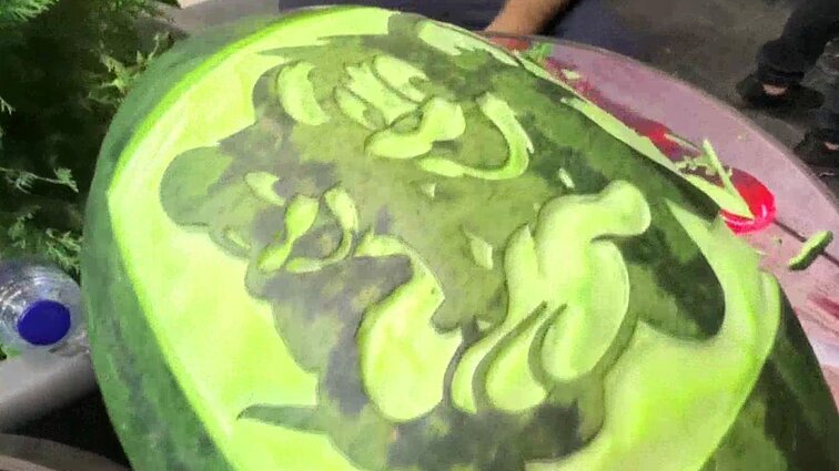 Neeiliniai dirbiniai ant neįprasto paviršiaus: jordaniečio drobe kūrybai tapo arbūzų žievė