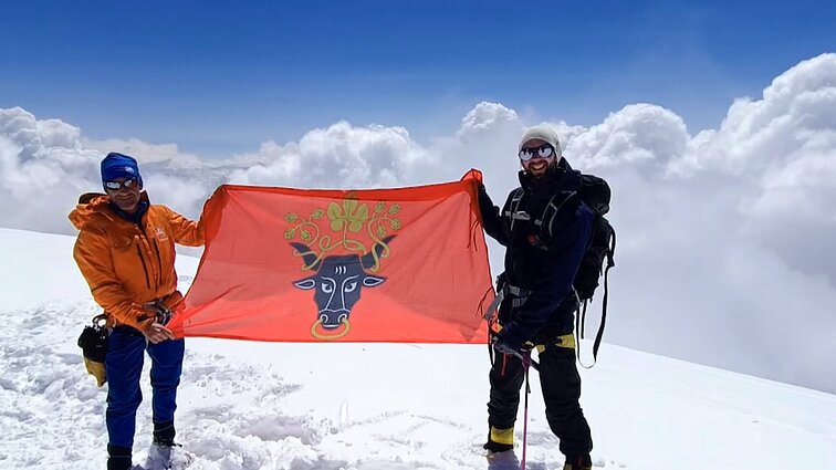 Įkopęs į aukščiausius kalnus, Linas ten palieka Pasvalio vėliavą: įrodymas, kad iš mažo miestelio kilę žmonės gali nuveikti didelius darbus