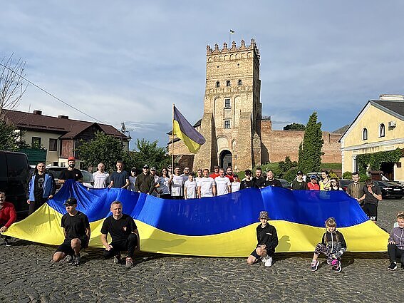 „Kojas nusėdo pūslės, bet tunelio gale jau matosi šviesa“: akcijos „Keliu vėliavą už Ukrainą NATO!“ bėgikai artėja prie Lenkijos sienos