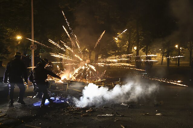 Prancūzijoje jau kelias paras iš eilės vyksta protestai, peraugantys į riaušes Prancūzijoje jau kelias paras iš eilės vyksta protestai, peraugantys į riaušes