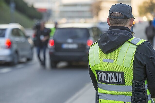 Žinios. Vilniuje sparčiai mažėja policijos pareigūnų, nauji nesusigundo net papildomomis išmokomis (su vertimu į gestų k.)