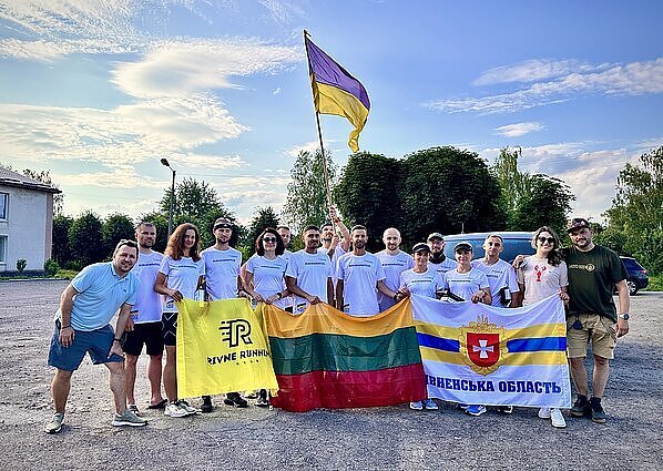 Akcija „Keliu vėliavą už Ukrainą NATO“ pasiekė Lenkijos sieną: apie 500 km atkarpą įveiks Lietuvos bėgikai