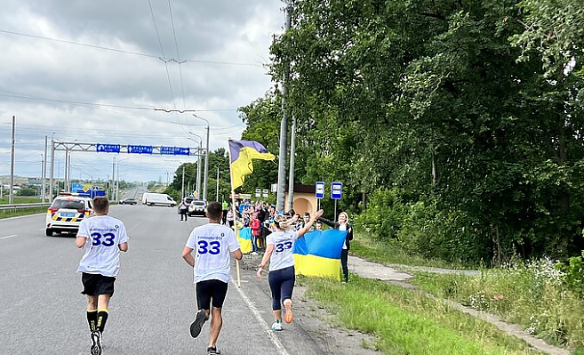Akcija „Keliu vėliavą už Ukrainą NATO!“ tęsiasi: kaip sekasi bėgikams ir kokia jų savijauta?