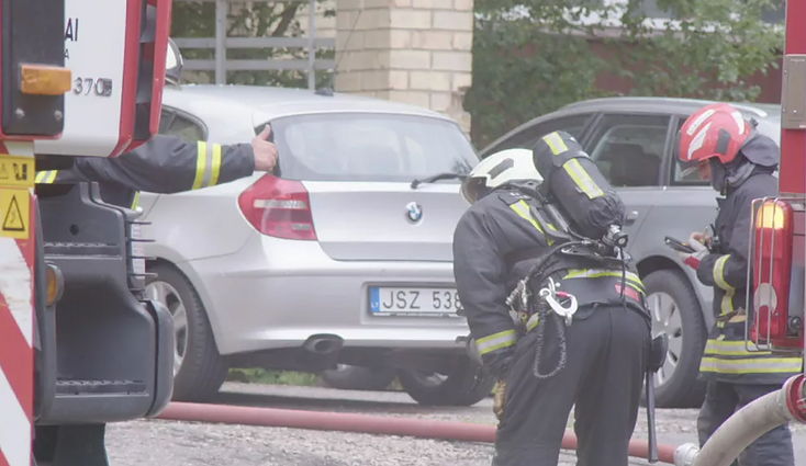 Šiauliuose atvira liepsna dega butas 12 aukštų daugiabutyje: gaisre žuvo vyras, gelbėdamasi iš 9 aukšto iškrito moteris