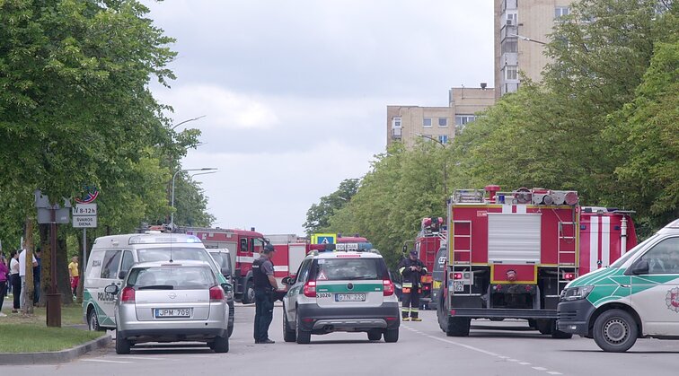 Šiauliuose atvira liepsna dega butas 12 aukštų daugiabutyje