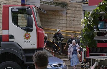 Šiauliuose atvira liepsna dega butas 12 aukštų daugiabutyje